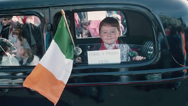 Niño con bandera de Irlanda.