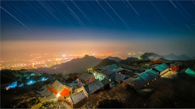 대도시들이 방출하는 야간 불빛은 수마일 떨어진 곳에서도 볼 수 있다