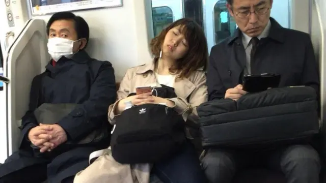 كثيرا ما يشاهد الموظفون في اليابان وقد غلبهم النعاس في الأماكن العامة