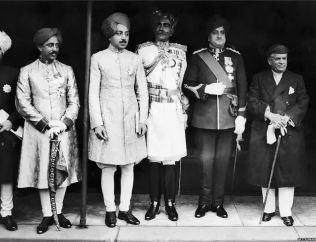 હરિસિંહ ચમચાગીરીના એટલા વિરોધી હતા કે એમણે એક વાર્ષિક 'ખુશામદી ટટ્ટુ' અવૉર્ડ દર વર્ષે બંધ દરબારમાં 'સૌથી મોટા ચમચાને' ટટ્ટુની પ્રતિમા સાથે આપવાનું શરૂ કર્યું હતું