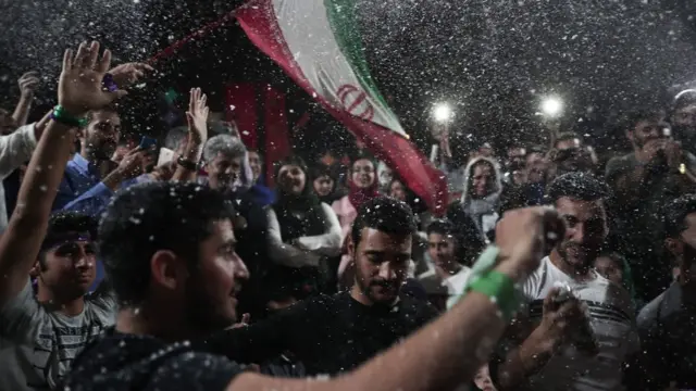 شادمانی هواداران روحانی