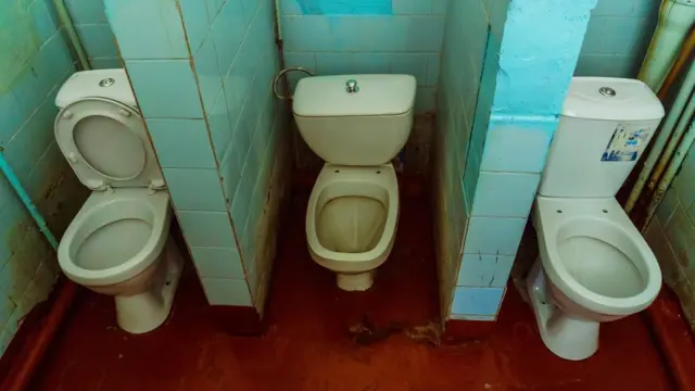 Inodoros en un baño viejo.