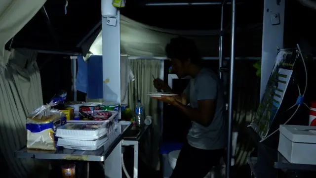 Makan di hotel gantung