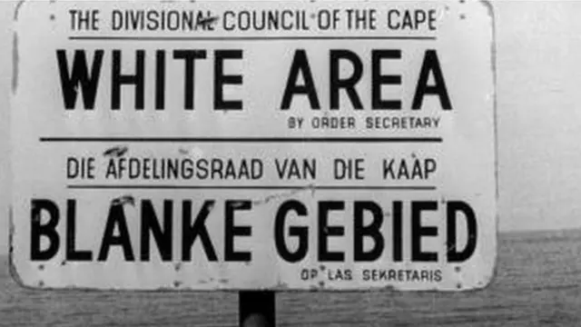 Ujumbe wa kibaguzi eneo la ufukwe karibu na mji wa Capetown ukionesha eneo la weupe pekee