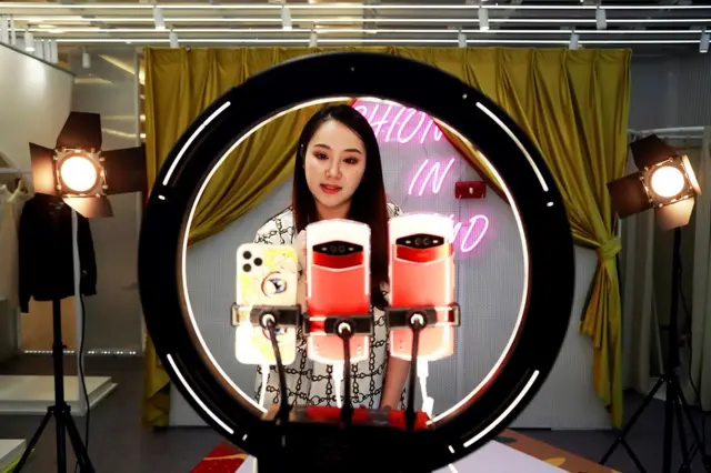 尽管看上去有着大好前景,但专家们对直播带货是否能持续刺激消费持保留态度。