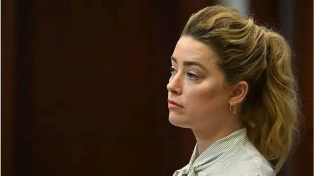 법정에서 뎁의 증언을 지켜보는 허드