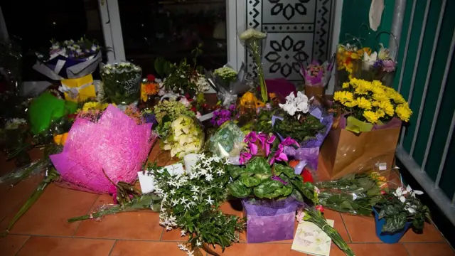 এই হামলার ঘটনায় স্তম্ভিত নিউজিল্যান্ডের জনগণ। ওয়েলিংটনের এক মসজিদের বাইরে সাধারণ মানুষের শ্রদ্ধাঞ্জলি।