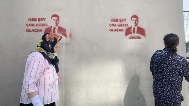 her şey çok güzel olacak duvar yazısı önünde iki kadın