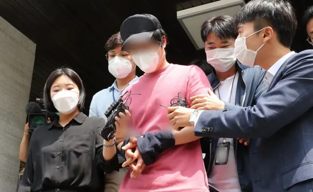 서울역에서 30대 여성을 폭행한 남성이 4일 오전 서울 용산경찰서에서 영장실심심사에 앞서 추가 조사를 받기 위해 서울역 특별사법경찰대로 향하고 있다