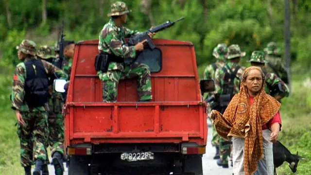 Patroli tentara di Aceh.