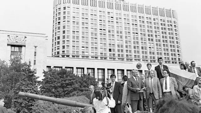 yeltsin tankin uzerinde