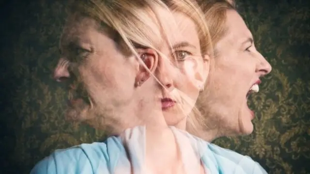 కోపంతో ర‌గిలిపోతున్న మ‌హిళ