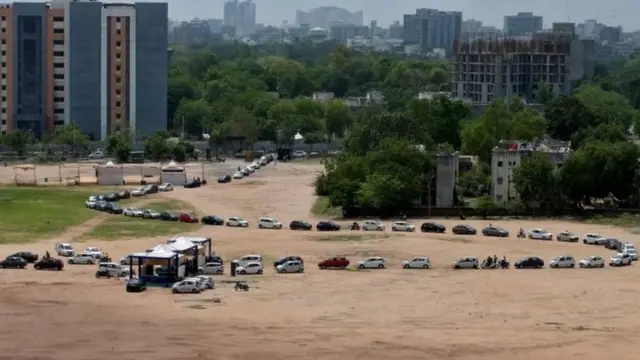 ઘણી જગ્યાએ ખાનગી હૉસ્પિટલો દ્વારા ડ્રાઇવ થ્રૂ વૅક્સિનેશન કૅમ્પ આયોજિત કરાતાં ગાડીઓની લાંબી કતારો જોવા મળી હતી