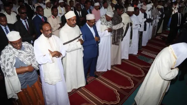 Madaxweynaha Soomaaliya Maxamed Cabdullaahi Farmaajo oo saaka salaadda ciidda dadweyne kula tukaday Masaajidka Isbahaysiga Islaamka ee magaalada Muqdishu