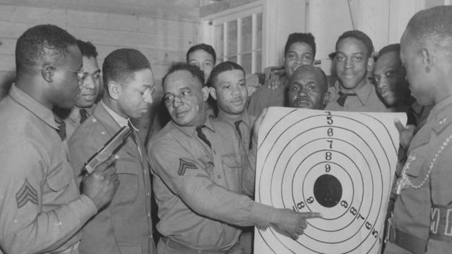 An instructor shows the results of the soldiers' target practice, Aberdeen, Maryland, April 8, 1941 1941年，教官给士兵看他们的打靶成绩