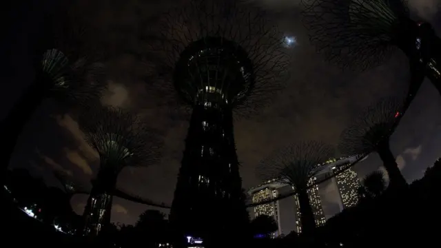 விளக்குகள் அணைக்கப்பட்ட போது