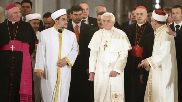 Papa 16 Benedetto Türkiye ziyaretinde İstanbul'daki Sultanahmet Camii'ne de gitmişti. (30 Kasım 2006)