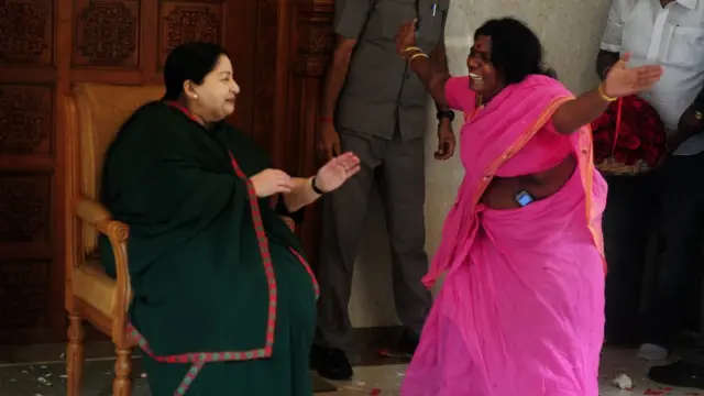 ஜெயலலிதாவின் வெற்றியை கொண்டாடட்டும் ஒரு தொண்டர் (கோப்புப்படம்)