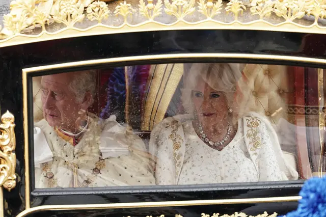 Le roi Charles III et la reine Camilla sont transportés dans le carrosse du jubilé de diamant.