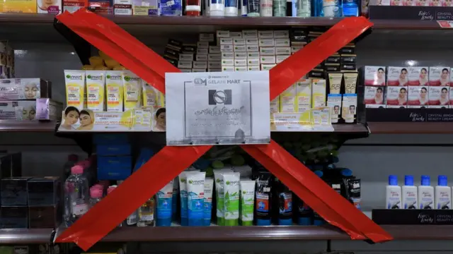 تحریم کالاهای فرانسوی در یک فروشگاه در پیشاور پاکستان