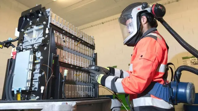 다 쓴 배터리를 분해하는 것도 일이다