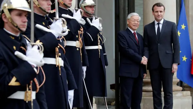 Hai lãnh đạo Việt Nam và Pháp trước Điện Elysee
