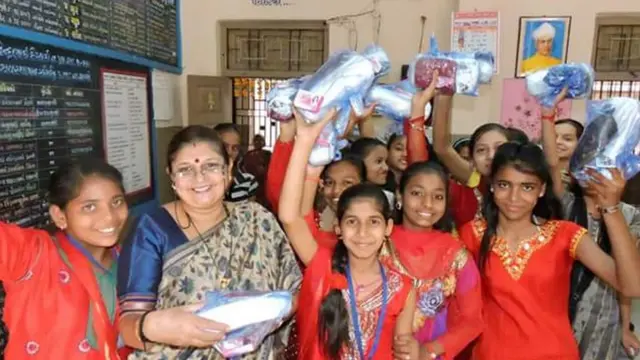 મીના મહેતા અને વિદ્યાર્થીનીઓની તસવીર