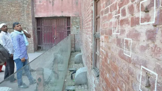 ஜாலியன்வாலா பாக் படுகொலை நடைபெற்ற இடத்தில் இன்றும் காணப்படும் துப்பாக்கி குண்டுகள் துளைத்த சுவர்கள்.