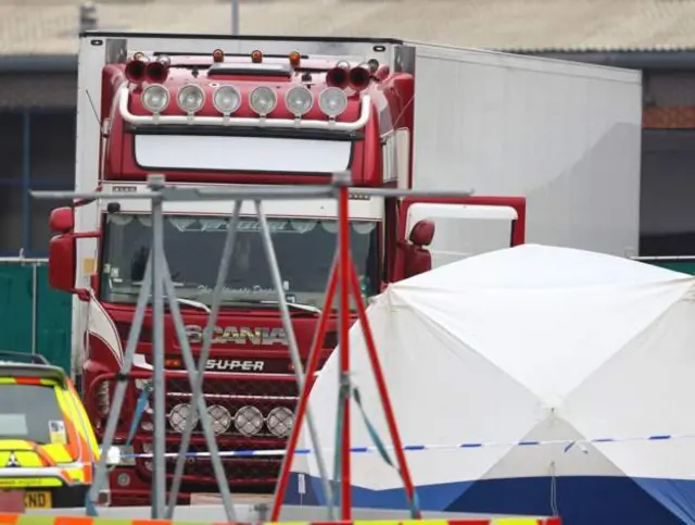 लंदन में गाड़ी में 39 लाशें बरामद