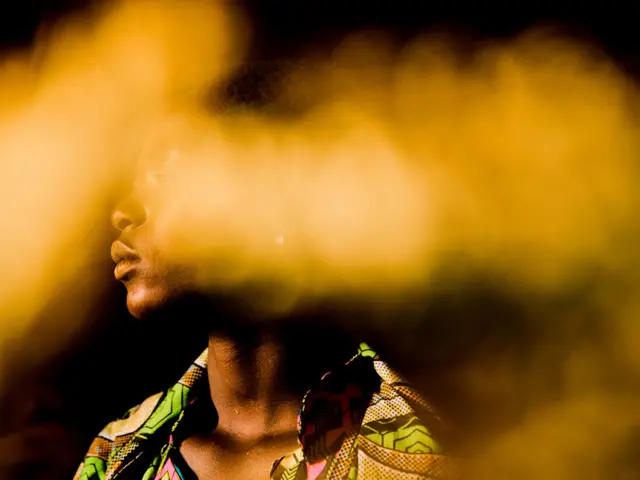 Rachel, 17 ans, est assise pour un portrait dans un camp de personnes déplacées, territoire de Djugu, province d'Ituri. République démocratique du Congo