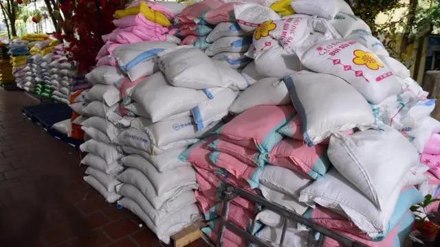 Lượng gạo trong ngày là 20 tấn, các kho chứa gạo đã quá tải nên ông Tuấn Anh phải chuyển sang quận 12 và Bình Chánh để chứa.