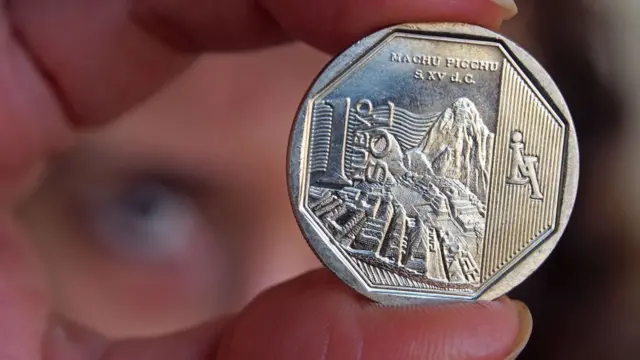 Perú: 3 efectos de la gran caída del sol peruano frente al dólar tras el anuncio del nuevo gabinete de Pedro Castillo - BBC News Mundo