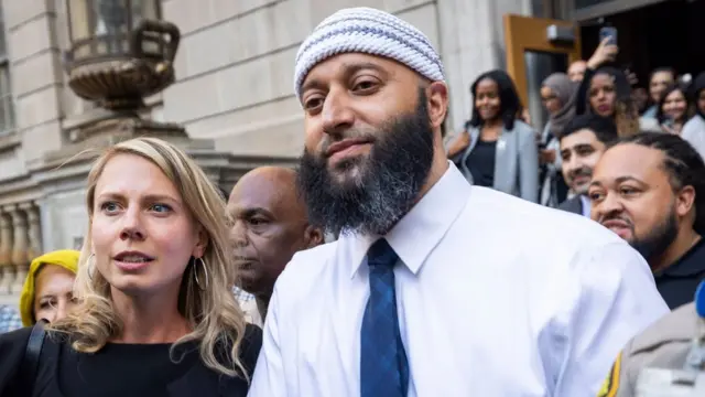 Imagem mostra Adnan Syed saindo do tribunal na segunda-feira