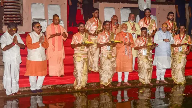 વારાણસીમાં ગંગાની પૂજા કરતા મોદી