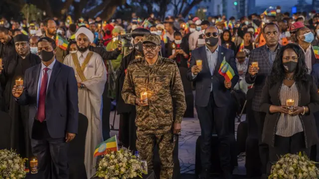 Abategetsi ba gisirikare, abo muri leta no mu miryango itari iya leta, bifatanyije n'abaturage i Addis Ababa mu kwibuka umwaka umwe ushize intambara itangiye muri Tigray. Ifoto yo mu kwezi kwa cumi na kumwe mu 2021.