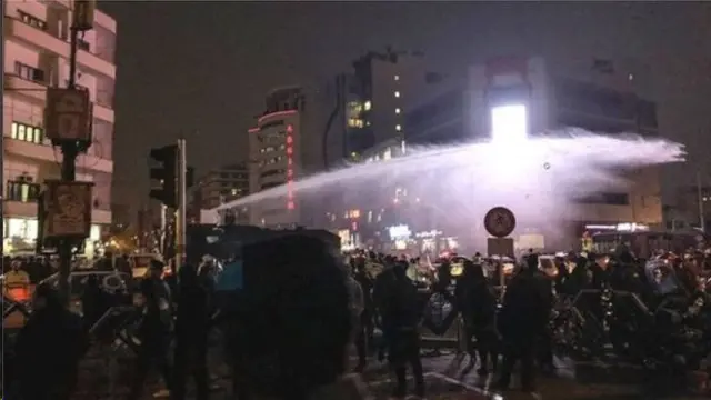 نیروی انتظامی در تهران از ماشین‌های آب‌پاش برای متفرق کردن تظاهرکنندگان استفاده کرد