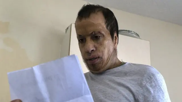 Kanim lee los resultados de laboratorio.