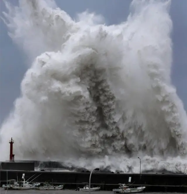 తుపాను ధాటికి విరుచుకుపడుతున్న భారీ అలలు