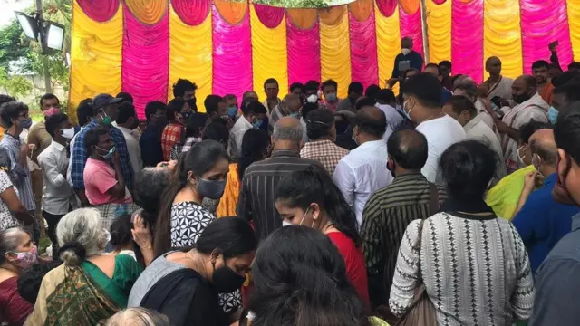 தாமரைப்பாக்கம் இல்லத்தில் இறுதி மரியாதை நடைபெற்று வருகிறது