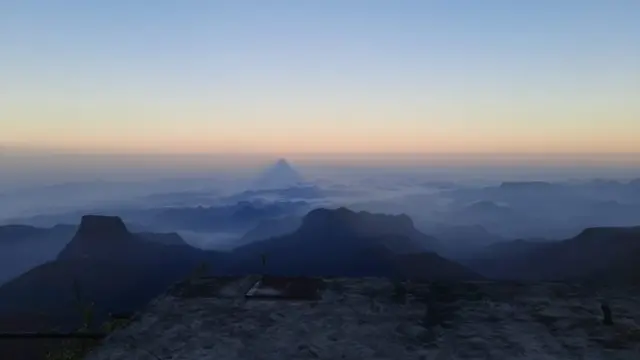 සිරිපා කන්දේ සෙවනැල්ල ත්‍රිකෝණාකාරව බටහිර ප්‍රදේශයට පතිත වෙයි.