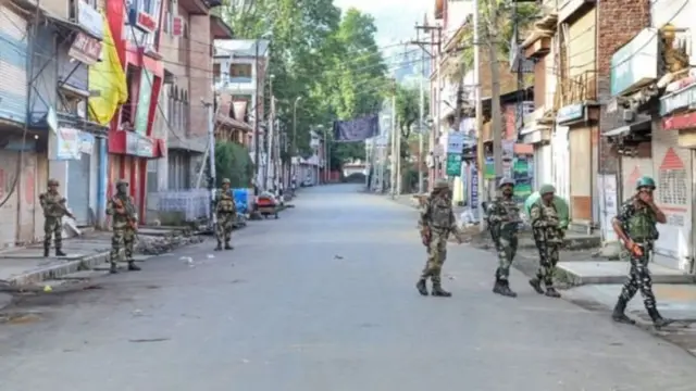 જમ્મુ-કાશ્મીરમાં સુરક્ષાકર્મીઓ