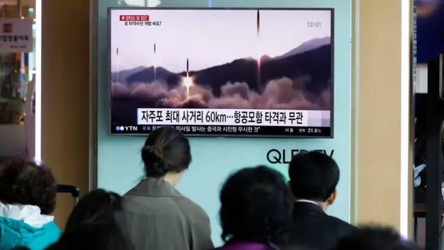 Kuzey Kore'nin başarısız füze denemesi ile ilgili haberi izleyen Güney Koreliler