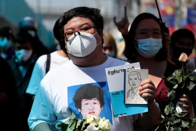 เพนกวิน หนึ่งในแกนนำกลุ่มราษฎร ถือหนังสือรัฐประชาชาติ เขียนโดย ธงชัย วินิจจะกูล