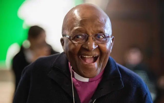 Licha ya umri wake na afya yake kutatizwa na magonjwa, Askofu Mkuu wa Afrika Kusini Desmond bado anaendelea kuonyesha tabasamu hapa ni katika tukio moja mjini Cape Town Jumamosi