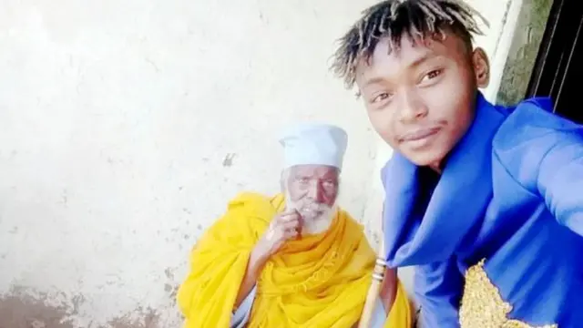 Umwuzukuru wa Aba Tilahun, ugaragara muri iyi foto yafashwe mu myaka myinshi ishize ari kumwe na sekuru, ubu ni we uri kumwitaho mu rugo