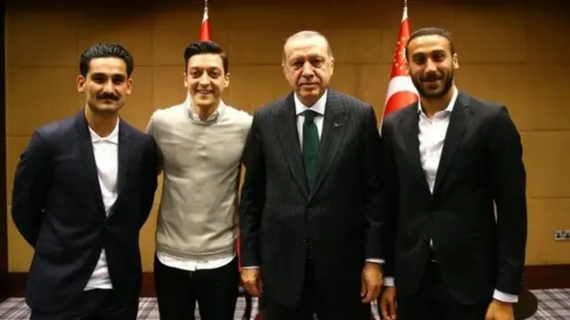 أوزيل على يمين أردوغان