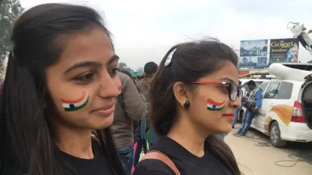 அட்டாரி எல்லையில் குவியும் மக்கள்