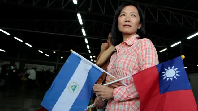 馬那瓜的台灣人在台商紡織廠手持台灣和尼加拉瓜國旗歡迎蔡英文的到訪。