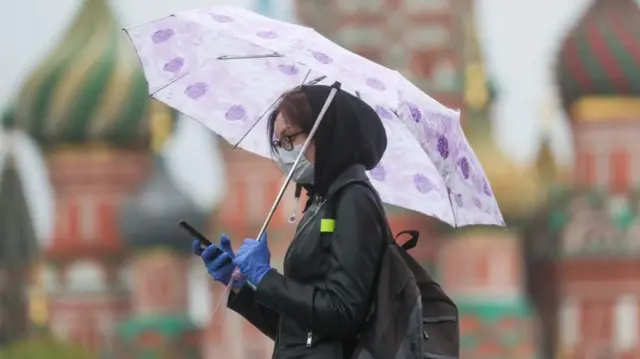 Девушка в маске в Москве