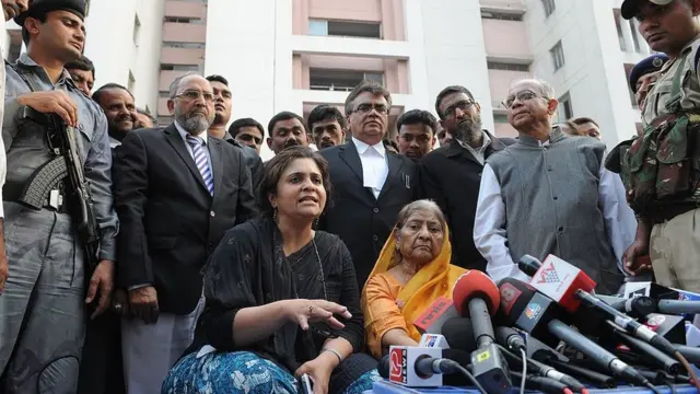 জাকিয়া জাফরির সঙ্গে এক সাংবাদিক সম্মেলনে তিস্তা সেতালভাদ। ২০১৩